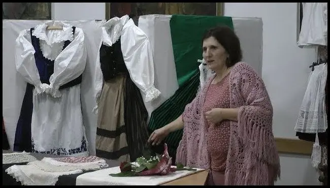 Expoziție de țesător și confecționar de costume populare Jolán Csog