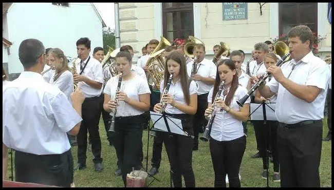 Un stâlp comemorativ a fost ridicat de Orchestrele de Muzică de Suflat din Bățanii Mari cu ocazia celei de-a 40-a aniversări a orchestrei