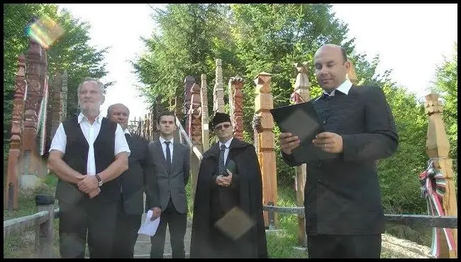 Municipalitatea Aita Mare și Alsónémedi au ridicat o piatră funerară pe Vârful-Nyerges în onoarea apărătorilor naționali