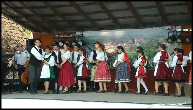 Széki dances performed by young people from Aita Medie and Vârghiș