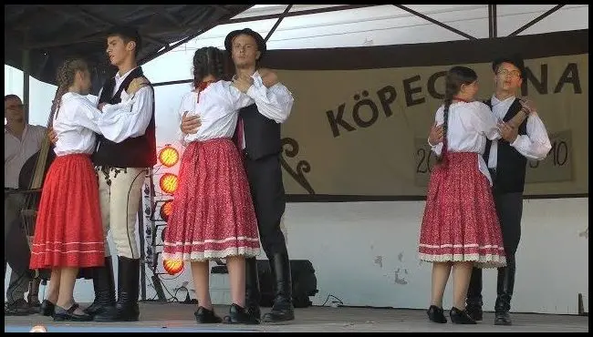 Széki dances performed by young people from Vârghiș and Căpeni